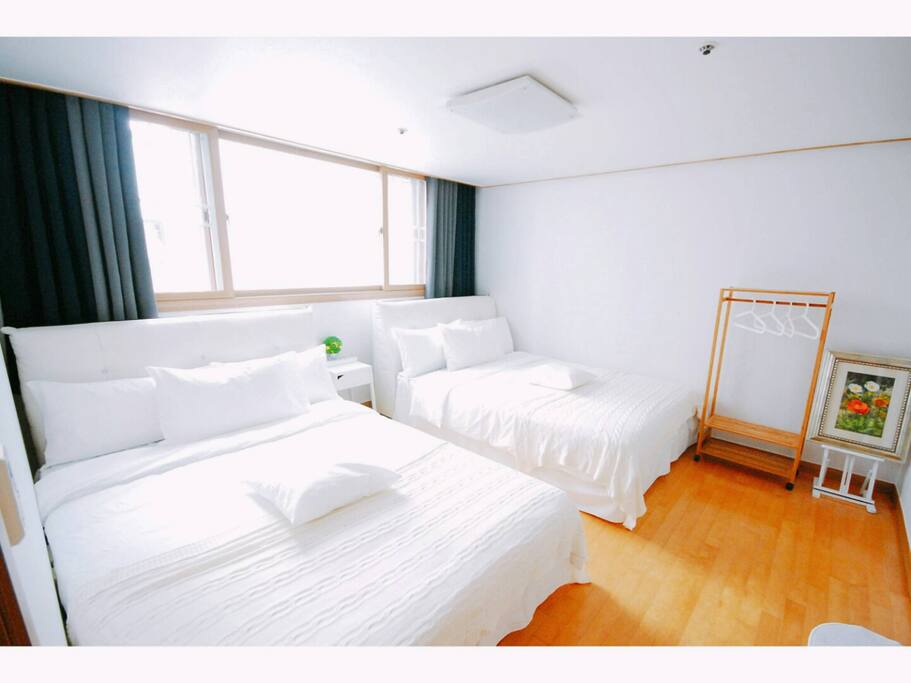 Room 1 : 2 Queen size beds & aircon with bathroom