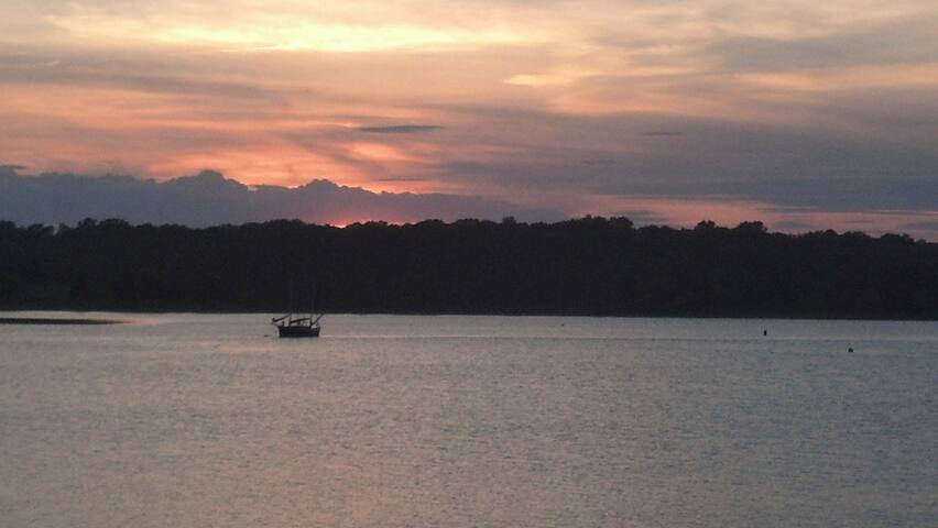 Enchanted Waterfront Cottage! '2'