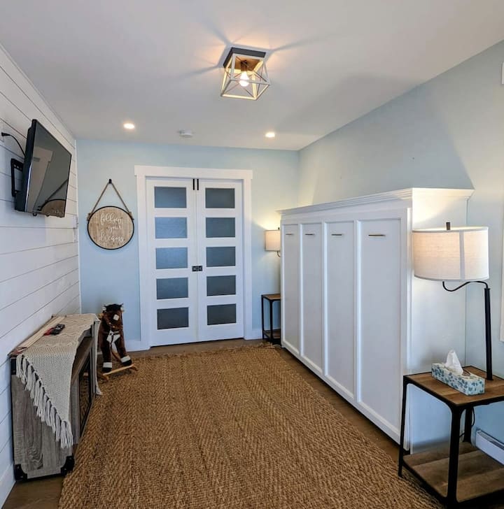 Спалната соба бр. 4, исто така, се дуплира како мала подрумска соба за одмор и има двоен ѕиден кревет „Марфи“. Оваа соба е опремена со паметен телевизор, Xbox и џебни врати за дополнителна приватност. Пристапот до хидромасажната када е преку оваа соба, но има и надворешни скали 