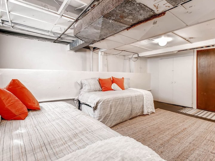  Jedna zo spální. Na posteľiach sú prikrývky navyše.