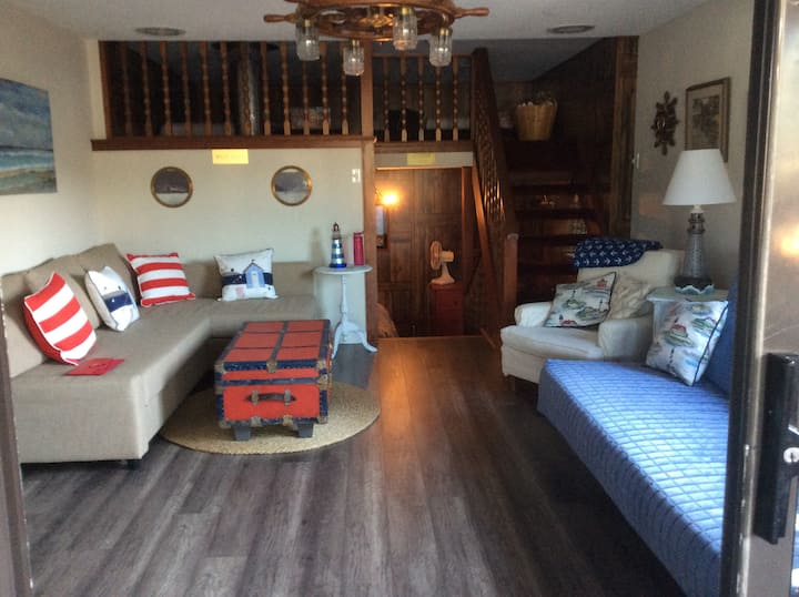 Waterfront Cabin In Brentwood Bay. - Sidney