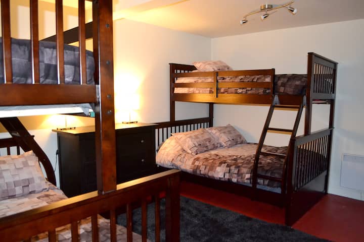 La chambre au sous-sol: deux lits doubles et deux lits simples, superposés. Matelas neufs, literie fournie.