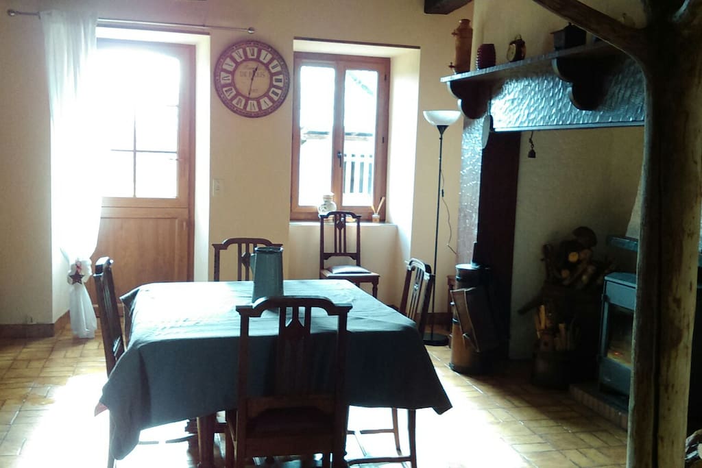Salle à manger avec cheminée ("le cantou" )et poêle à bois.