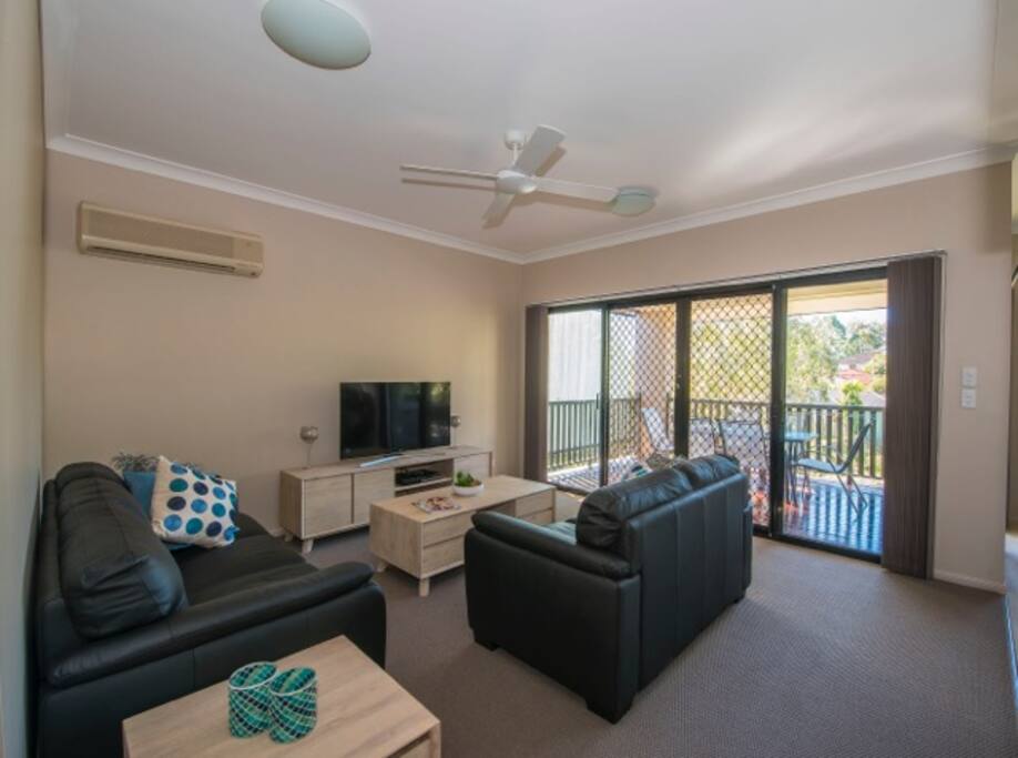 Lounge room with Smart TV, Foxtel & free wifi
