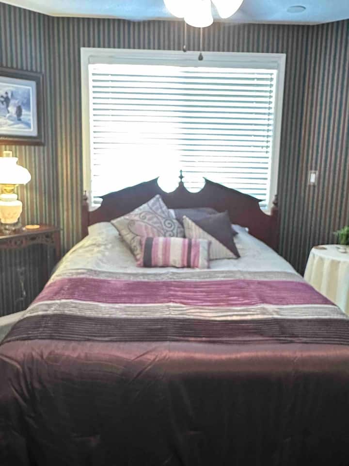 เครื่องดูดควันในห้องนอนที่สองพร้อมหีบดาดฟ้าและทีวีขนาดเล็ก มีอ่างอาบน้ำขนาดใหญ่อยู่ข้างๆ 