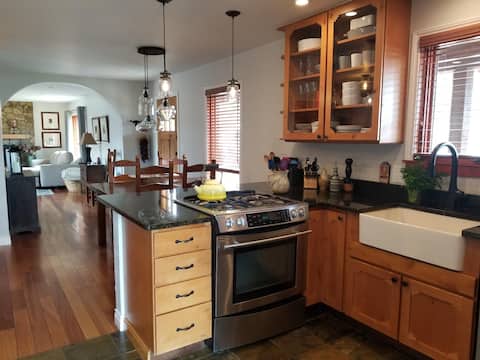 Mountain Getaway! Hot tub. Downtown Eagle.