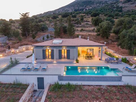 Villa Magic Hill_infinity pool with amazing views