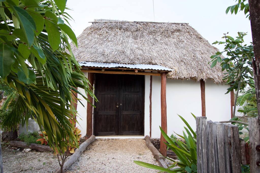 La palapa hace que la casa sea aún más fresca.