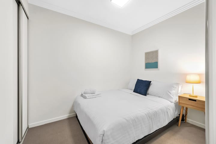 Chumba cha pili cha kulala kina kitanda cha watu wawili na godoro lenye starehe sana. Tafadhali kumbuka chumba hiki ni kidogo na hakina dirisha la ulimwengu wa nje.