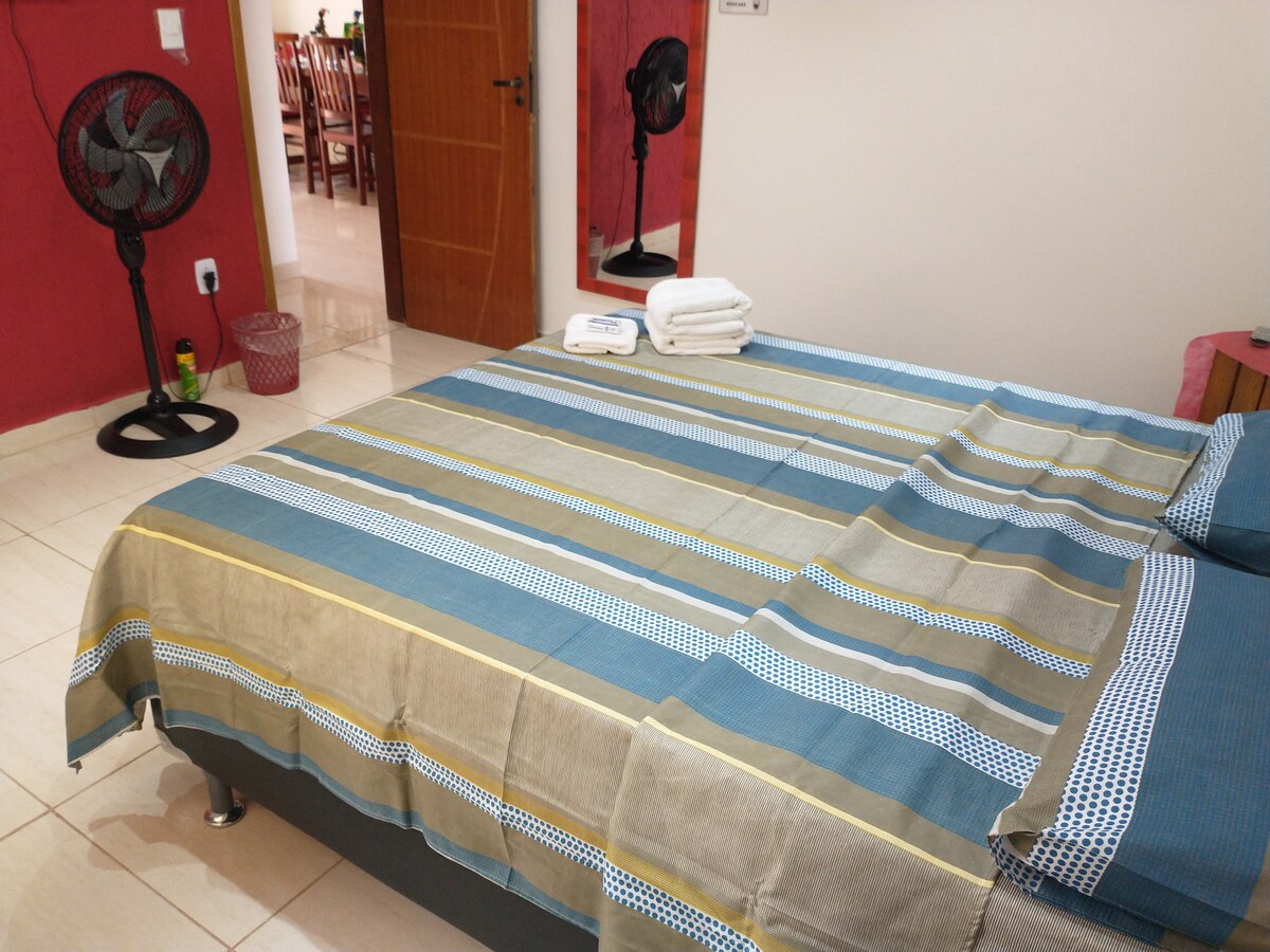 חדר עם מאוורר עמודות.