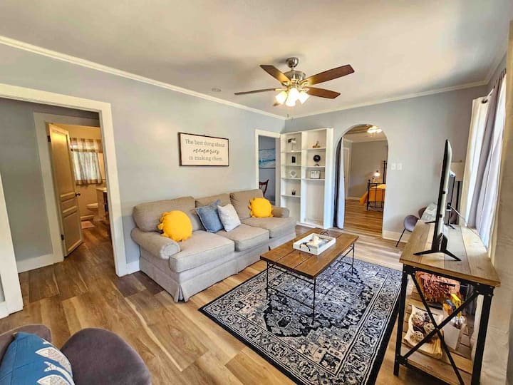 Serene Refurbished Gem ~ Close to Coast & Downtown - Houses for Rent in ...