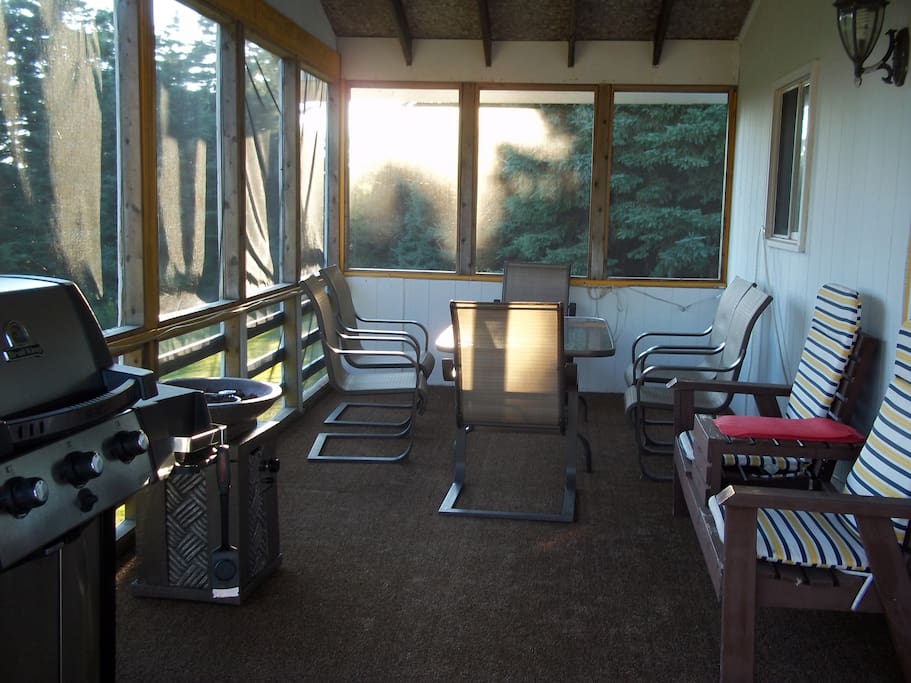 Large screened deck.