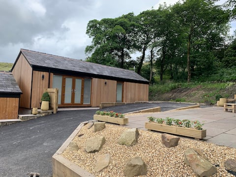Top performing Airbnb: 5* PRIVATE - HOTTUB Chalet. Unwind - Rustic style in Oldham