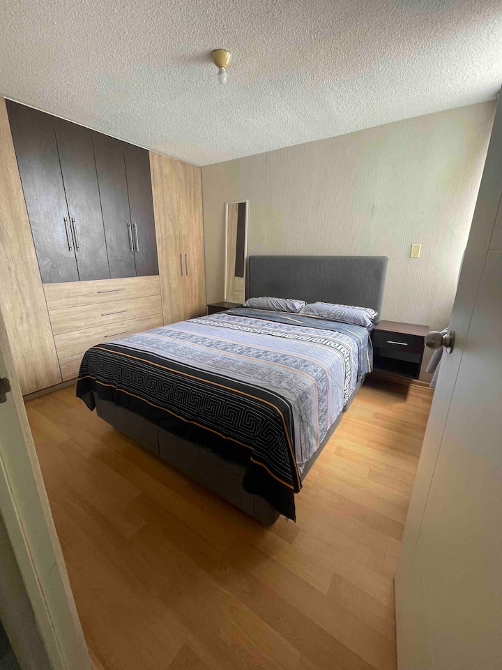 غرفة نوم رئيسية - مع حمام خاص وخزانة ملابس ونافذة تطل على الحديقة. 