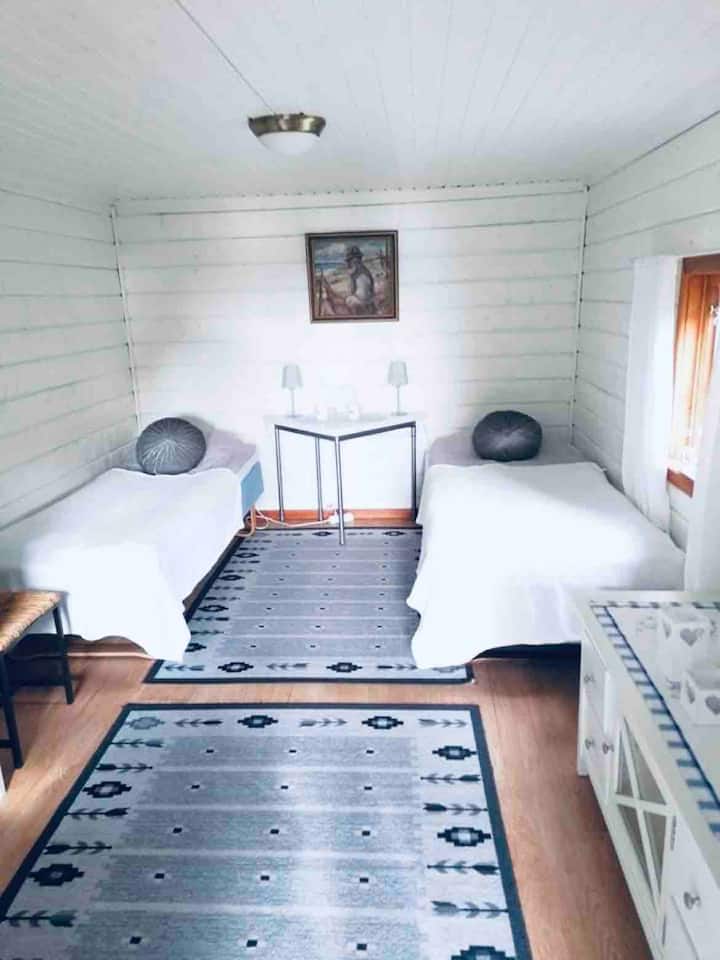 小木屋可供两位房客舒适入住，窗外可欣赏湖景 