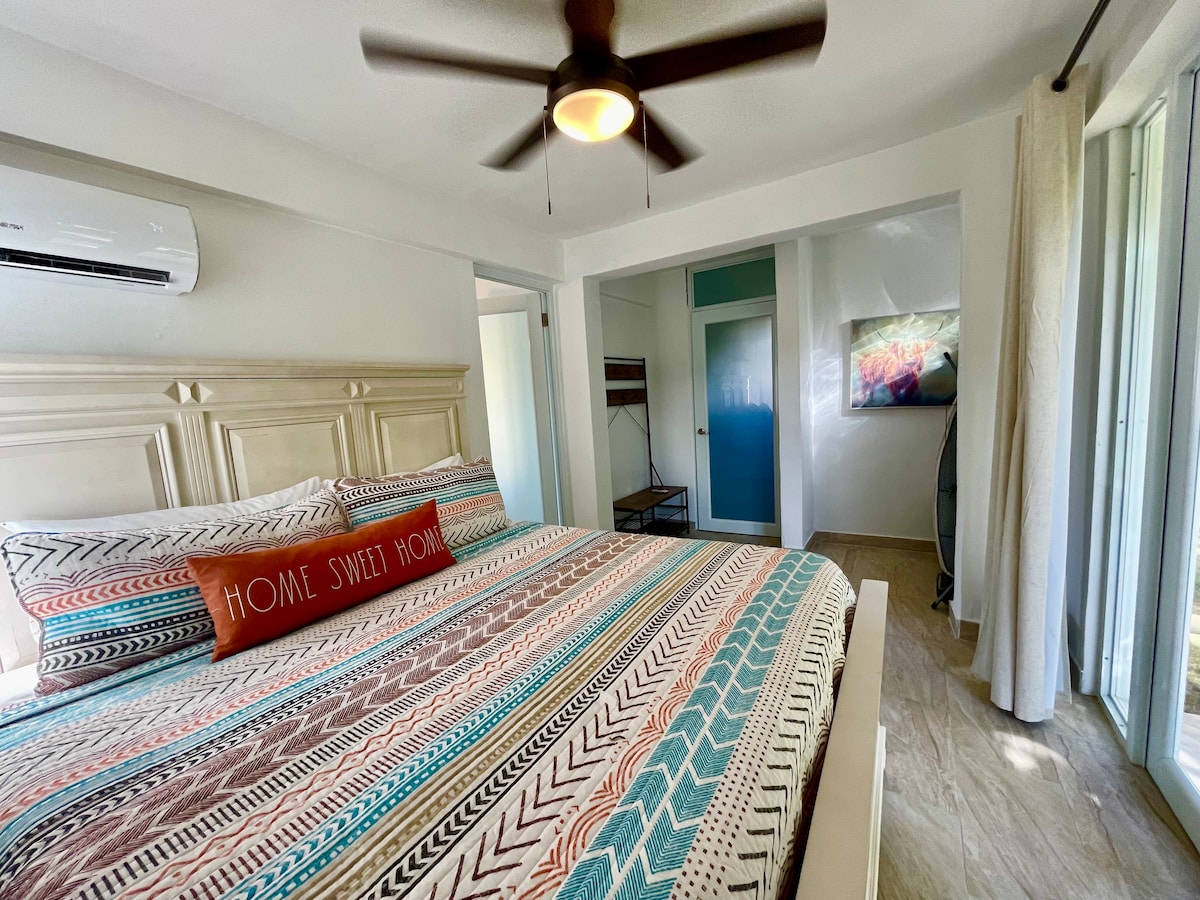 
CHUMBA BORA CHA KULALA
Ghorofa ya 1

-- Kitanda aina ya King
-Bafu la Kujitegemea (linaonekana kwenye mandharinyuma)
-tembea nje ya baraza iliyofunikwa kwenye bustani 
-AC na feni ya dari