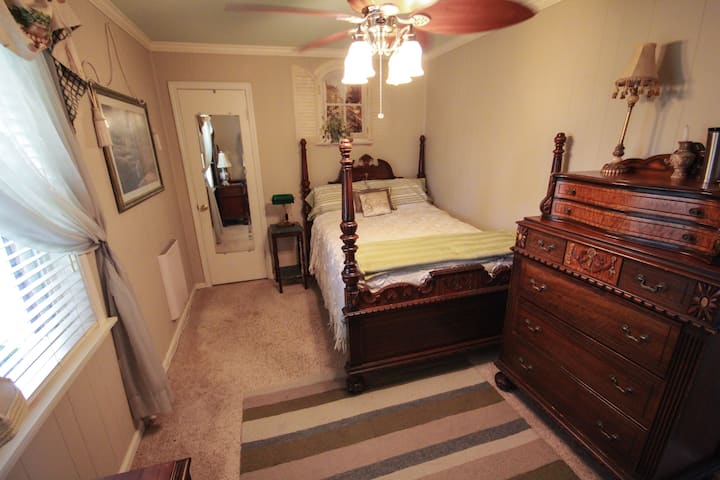 Private room-full bed@ County Living BNB-Enid Ms