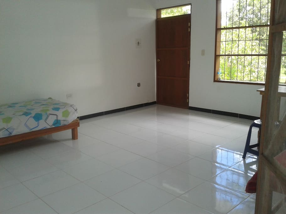 Tomada desde el balcón, la seguda cama y la puerta de acceso