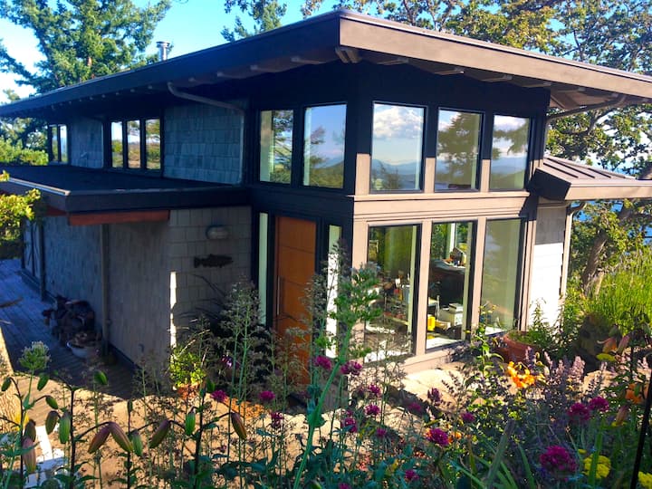 Secluded Cottage atop Oaks Bluffs