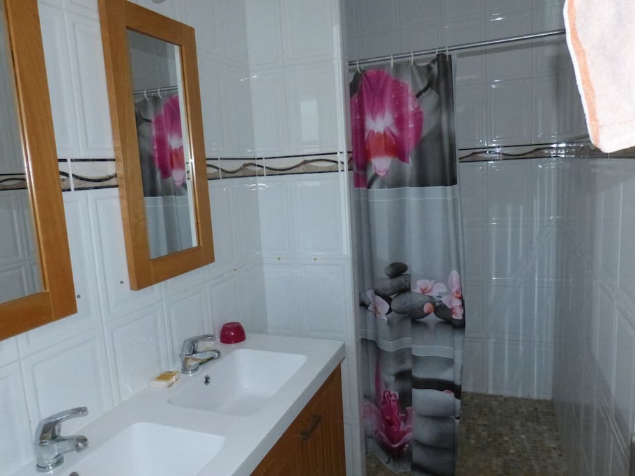 Salle d'eau attenante à la chambre réservée aux vacanciers