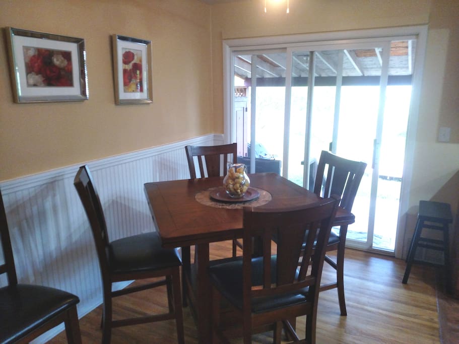 Dining seats 6.