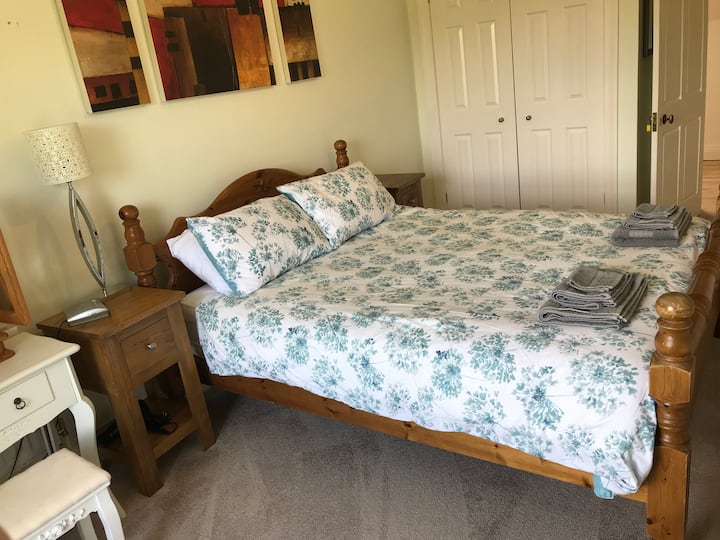 Брачен кревет со брачен кревет со голема двојна гардероба и ноќни масички. Оваа соба има и сопствена бања. 