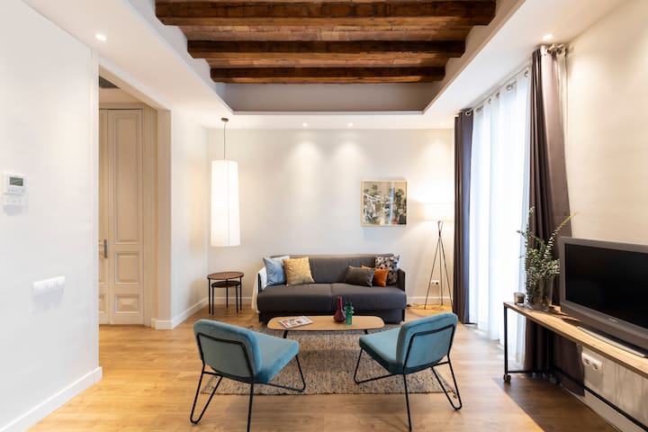 Spacious & Stylish Apartment in Central Barcelona