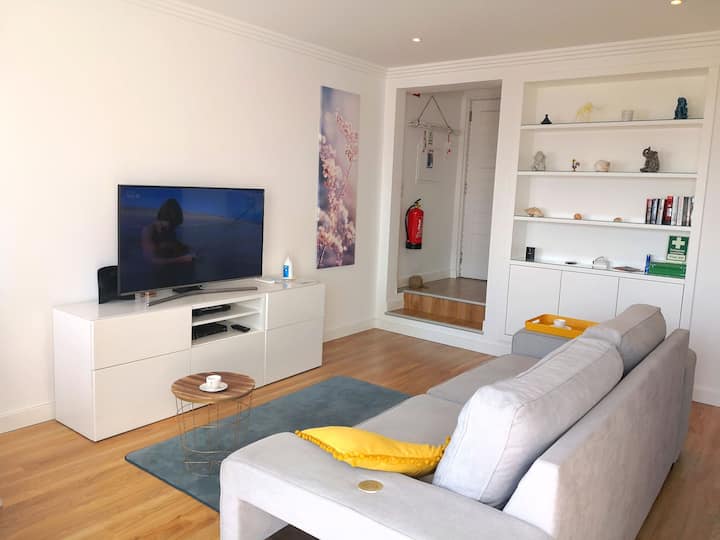Apartamento Encantador, Com Uma Vista Deslumbrante, Onde Poderá Ouvir O Som Das Ondas, A Dois Passos Do Centro E Da Praia, Com Estacionamento Gratuito Na Rua, Não Precisará De Usar O Carro Por Estar Perto De Tudo. - Guia