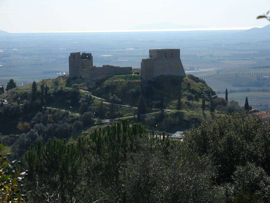 Castello di Montemassi e panorama sul Giglio