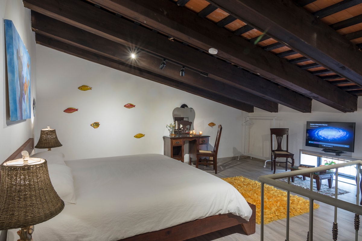 Спалня със смарт телевизор