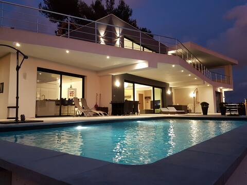Recent contemporary villa, panoramic sea view