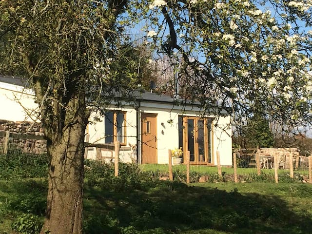 Perry Pear Cottage-cosy wood burner, restful views