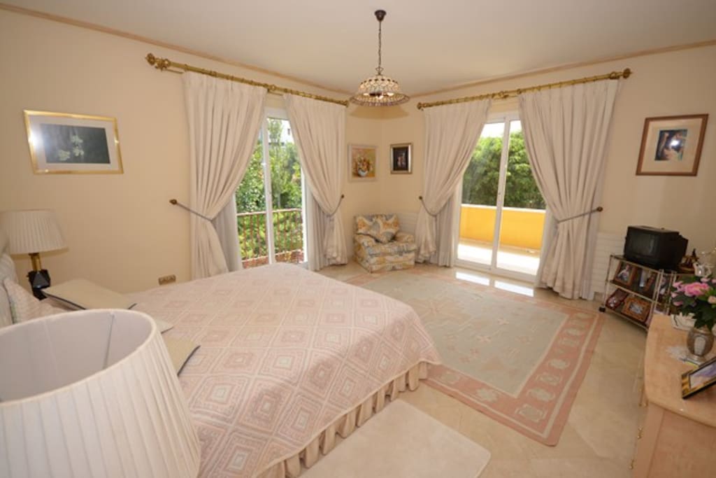 Dormitorio con terraza con mucha privacidad. Vista al jardín y piscina