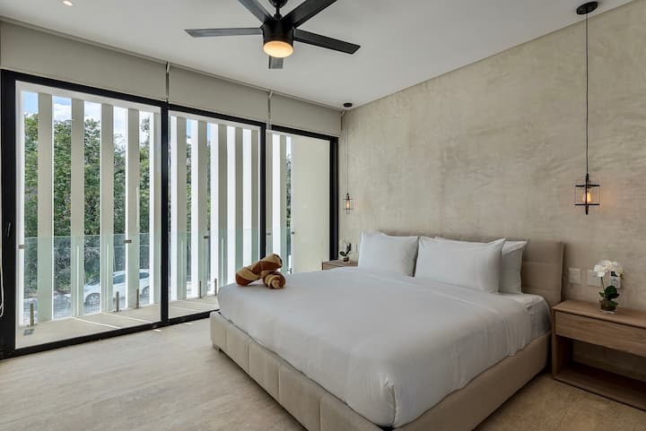 Dormitorio 2 con una cama tamaño king y aire acondicionado rápido y frío. 