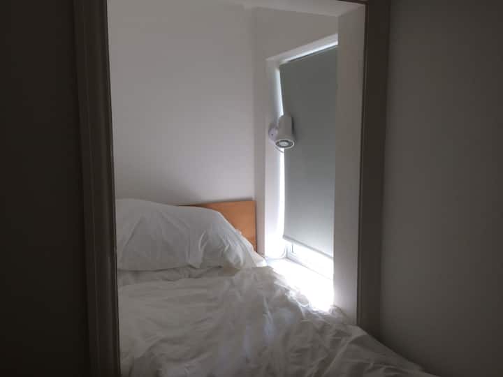 Krevat tek ose tavolinë pune