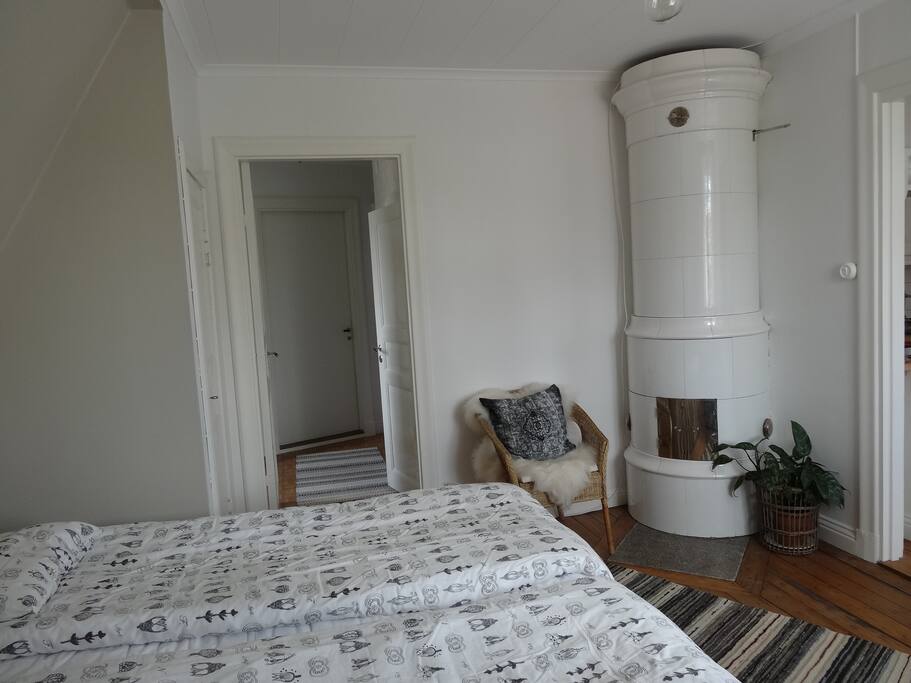 Vackra originaldetaljer såsom fungerande kakelugn och spegeldörrar.