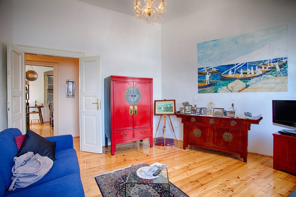 Spacious living room with a pull out sofa