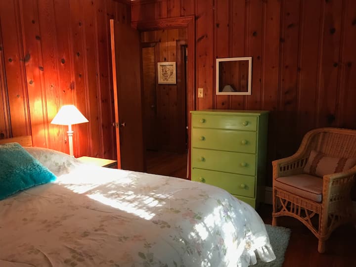 Dhomë gjumi 2 krevat me madhësi të plotë dhe dollap i madh, komodinë