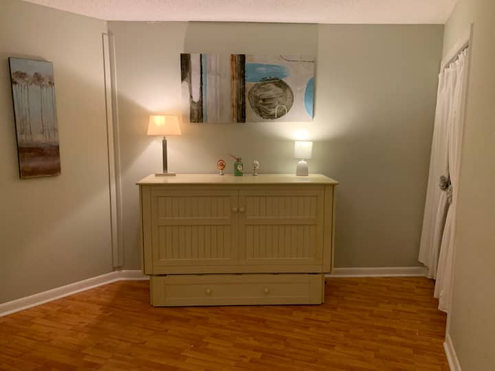 第二间卧室配有折叠式墨菲床。 