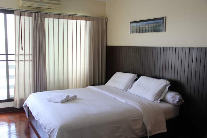 el dormitorio principal con el baño en suite