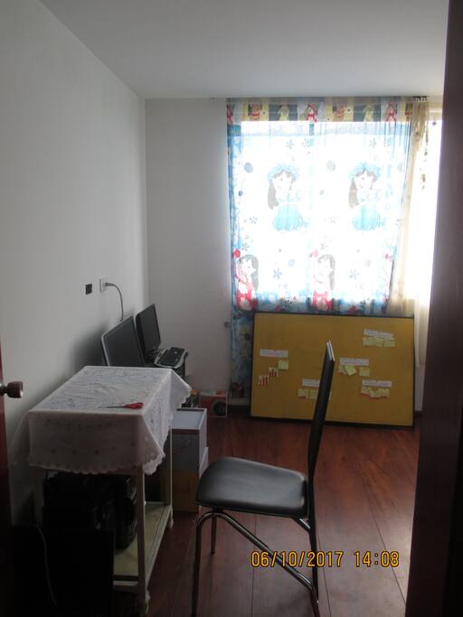 Dormitorio 2 con mesa para Laptop.