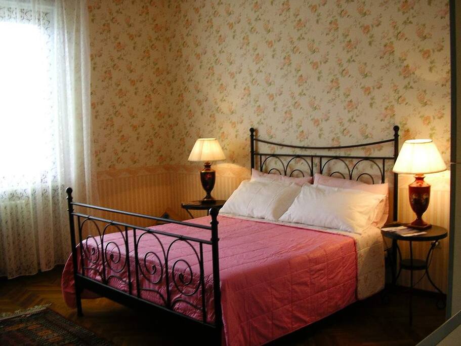 Camera rosa con n.1 letto due piazze e n. 2 singoli