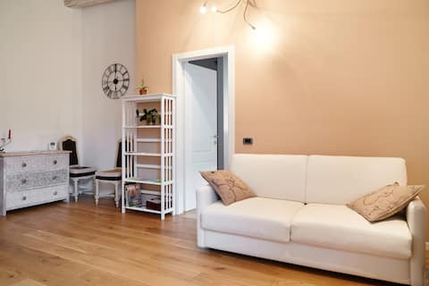 Annuncio Airbnb popolare: Accademia DeLuxe, large two-room apartment with fresco a Bergamo