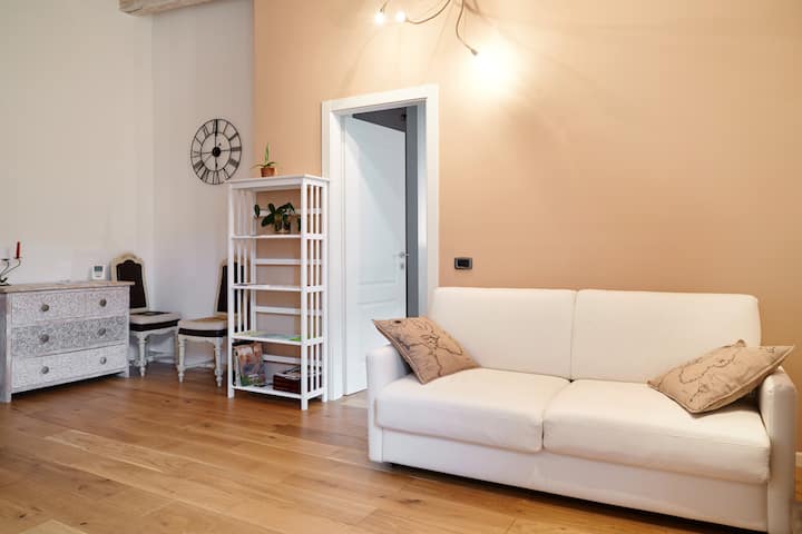 Accademia Deluxe, Ampio Bilocale Con Affresco - Bergamo Orio al Serio Airport (BGY)