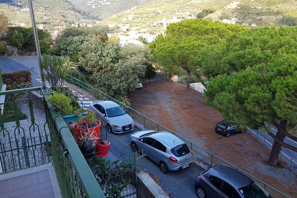 Parcheggio privato gratuito (quello sotto è del campeggio)