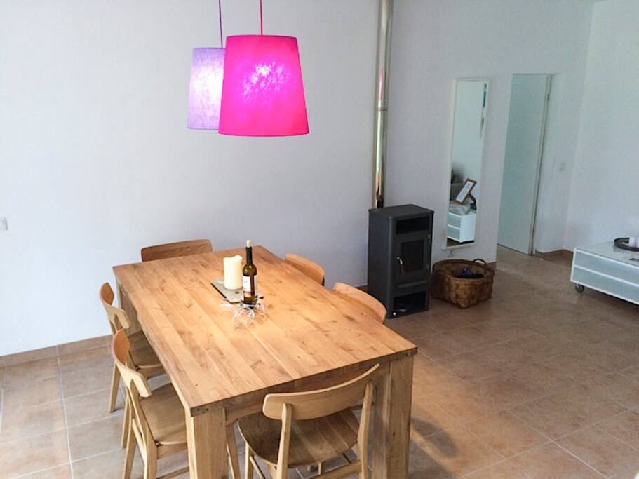 Wohnzimmer mit Kaminofen
Living Room and fireplace
