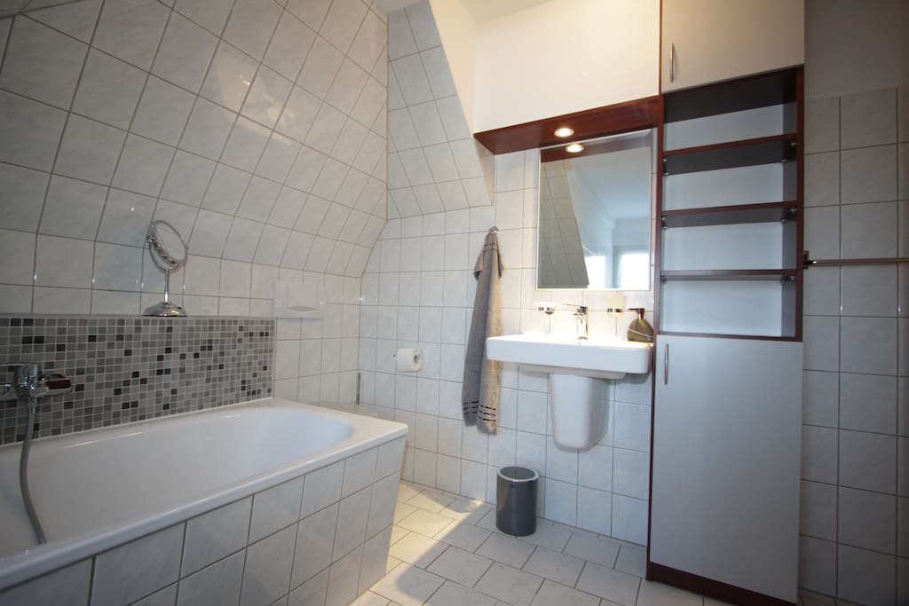 Bad mit Badewanne, Waschtisch und WC