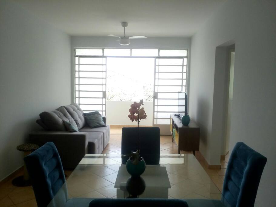 Sala dois ambientes com mesa de jantar