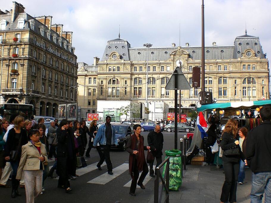 A coté de la FNAC, des métros et RER !