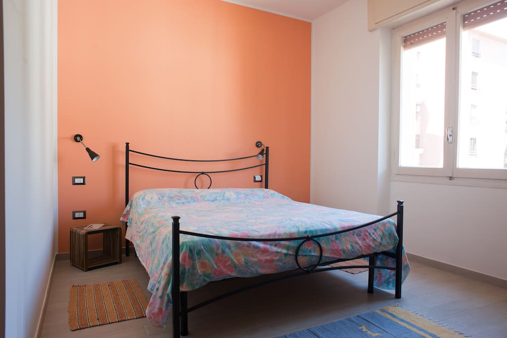 The orange room. La chambre en orange.